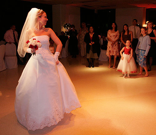 050402-12491_bouquet_toss.jpg